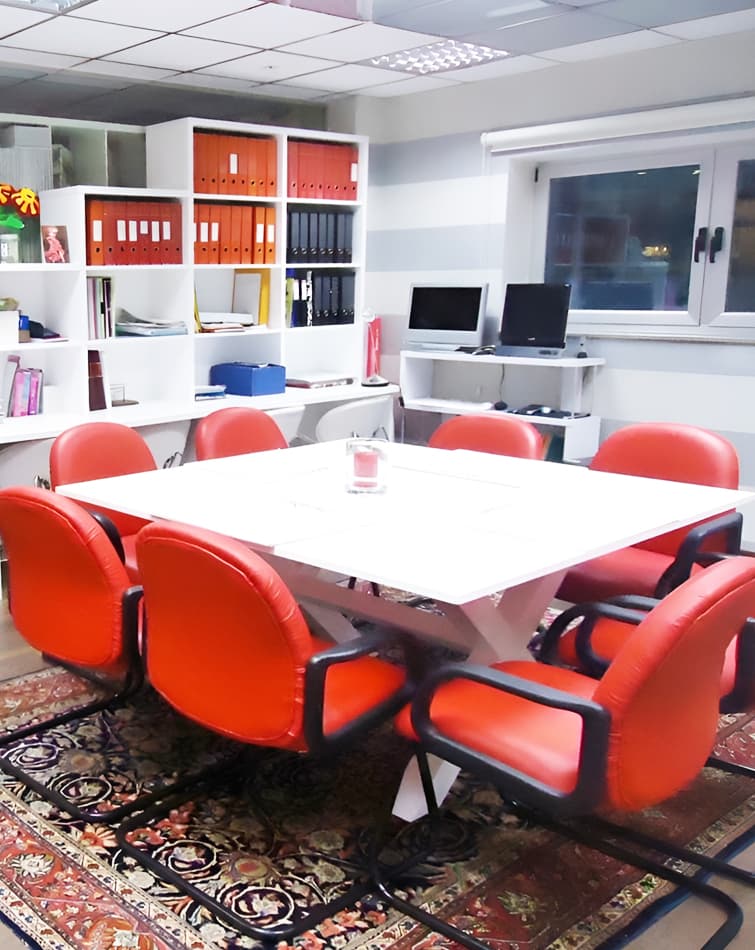 Mobiliario de oficina en Santiago: soluciones profesionales a medida